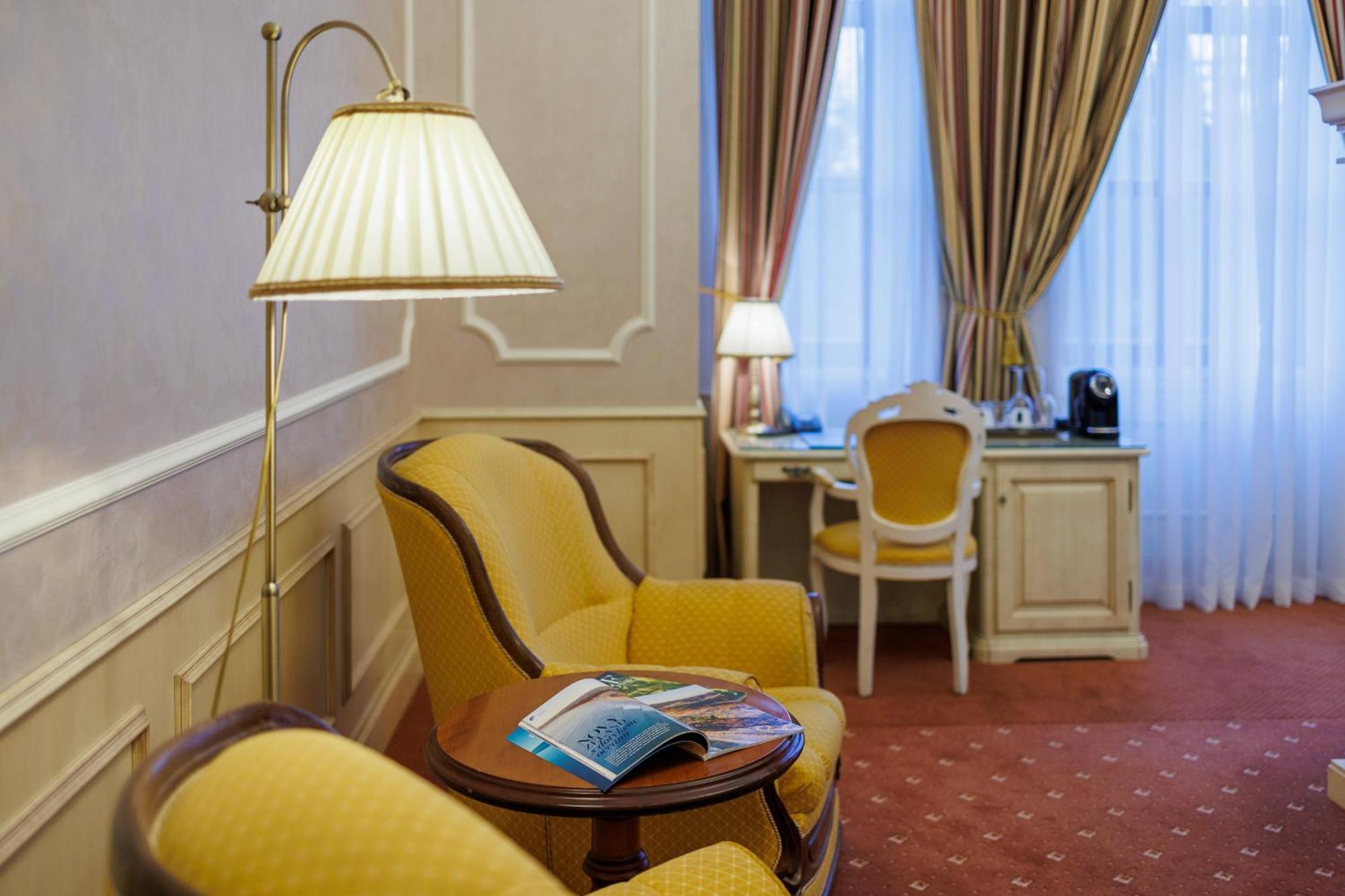 Hotel Chateau Cihelny Karlsbad Buitenkant foto