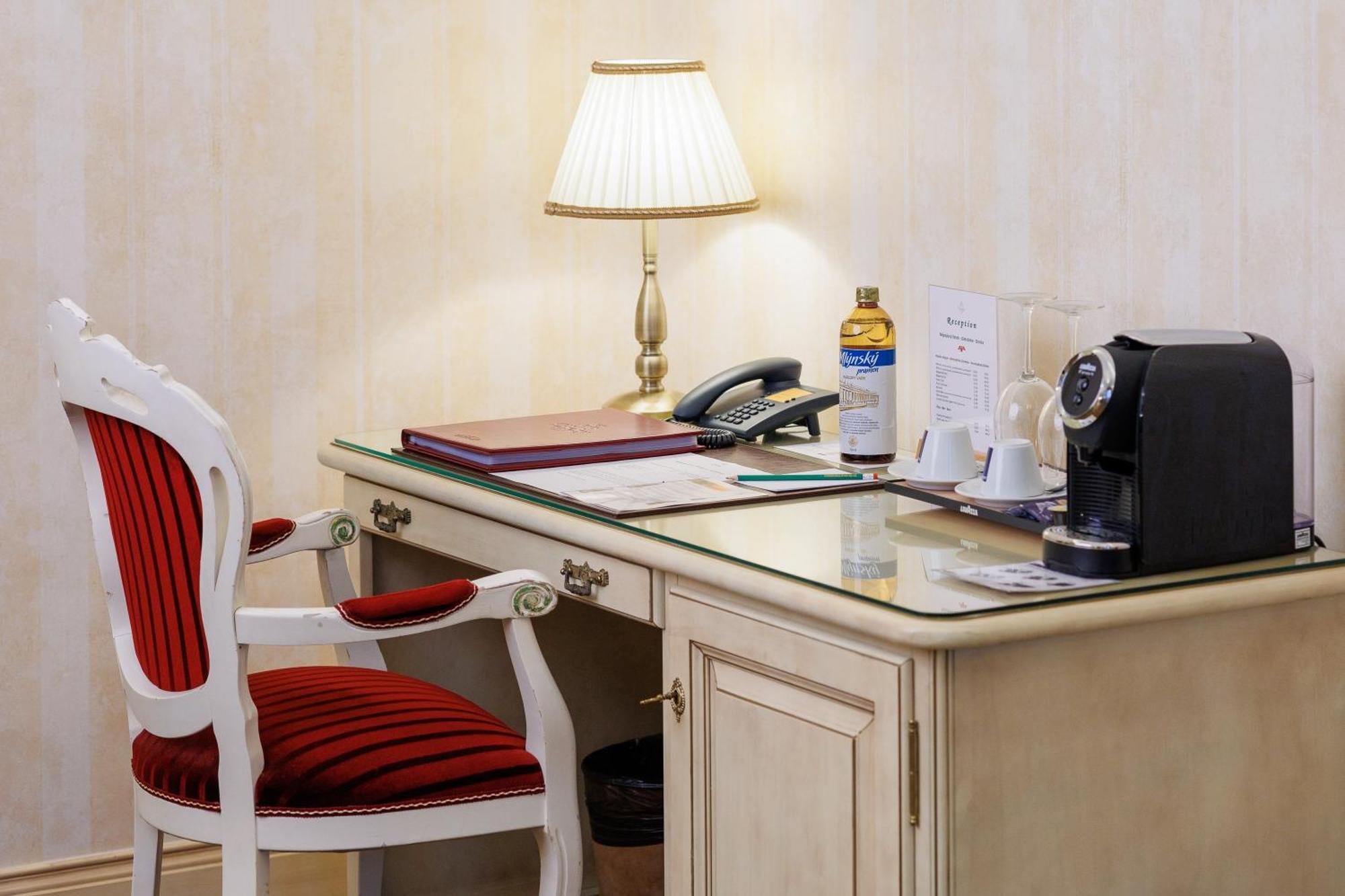 Hotel Chateau Cihelny Karlsbad Buitenkant foto