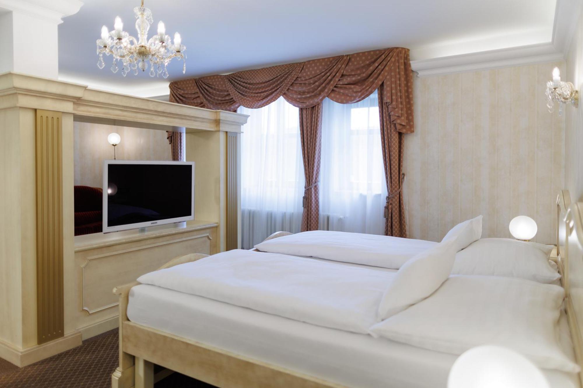 Hotel Chateau Cihelny Karlsbad Buitenkant foto