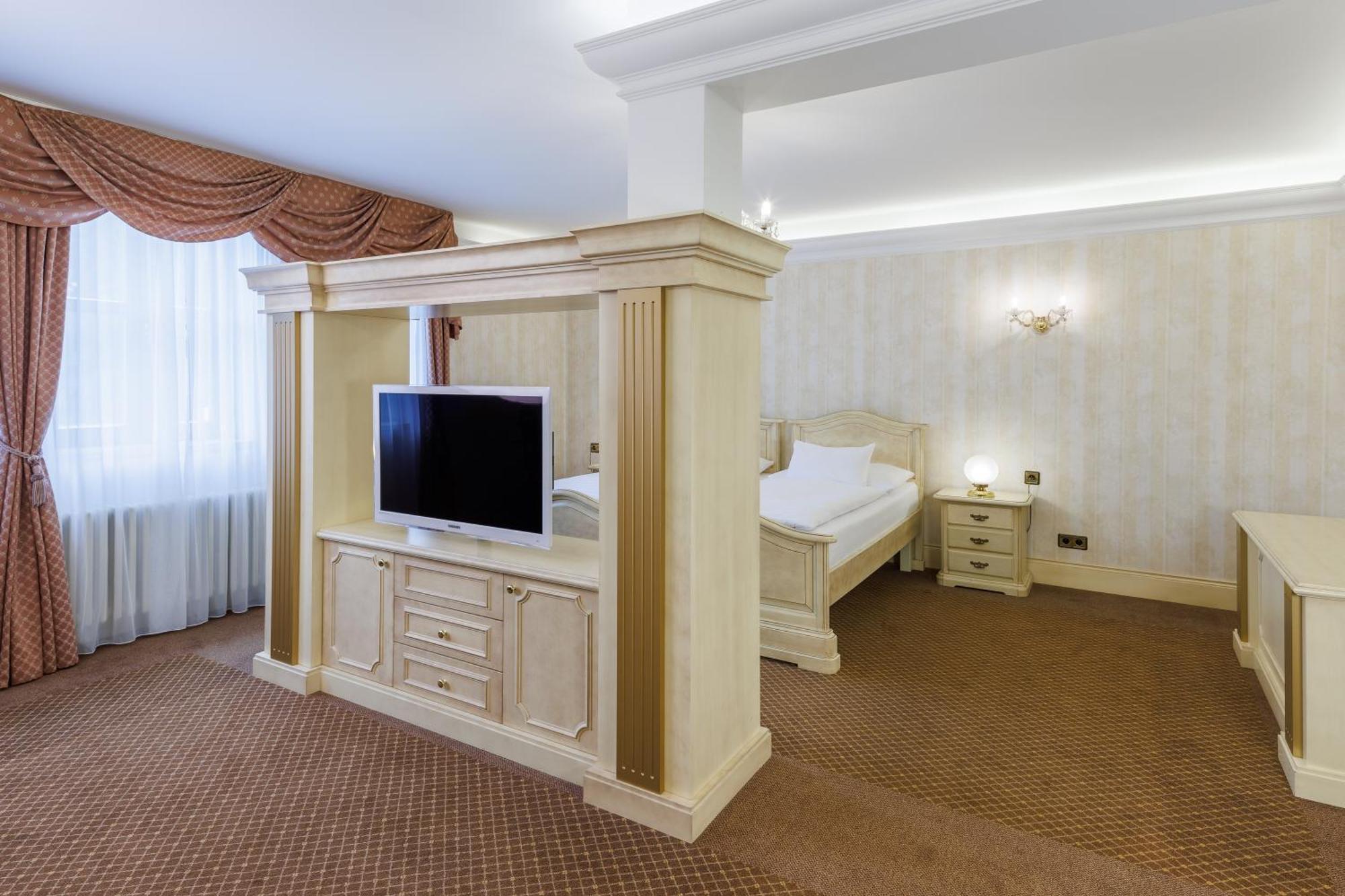 Hotel Chateau Cihelny Karlsbad Buitenkant foto