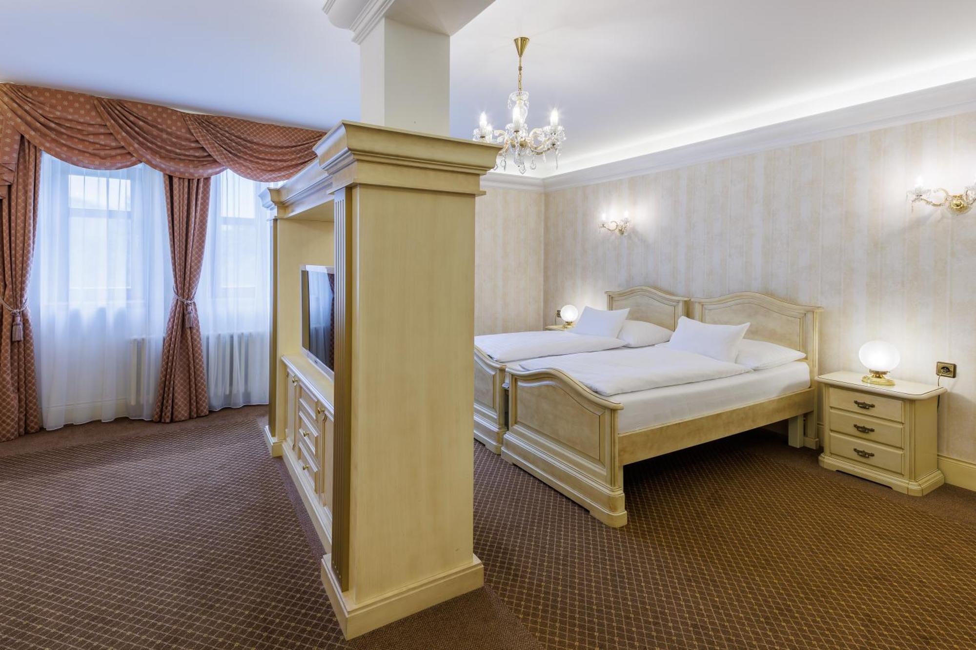 Hotel Chateau Cihelny Karlsbad Buitenkant foto