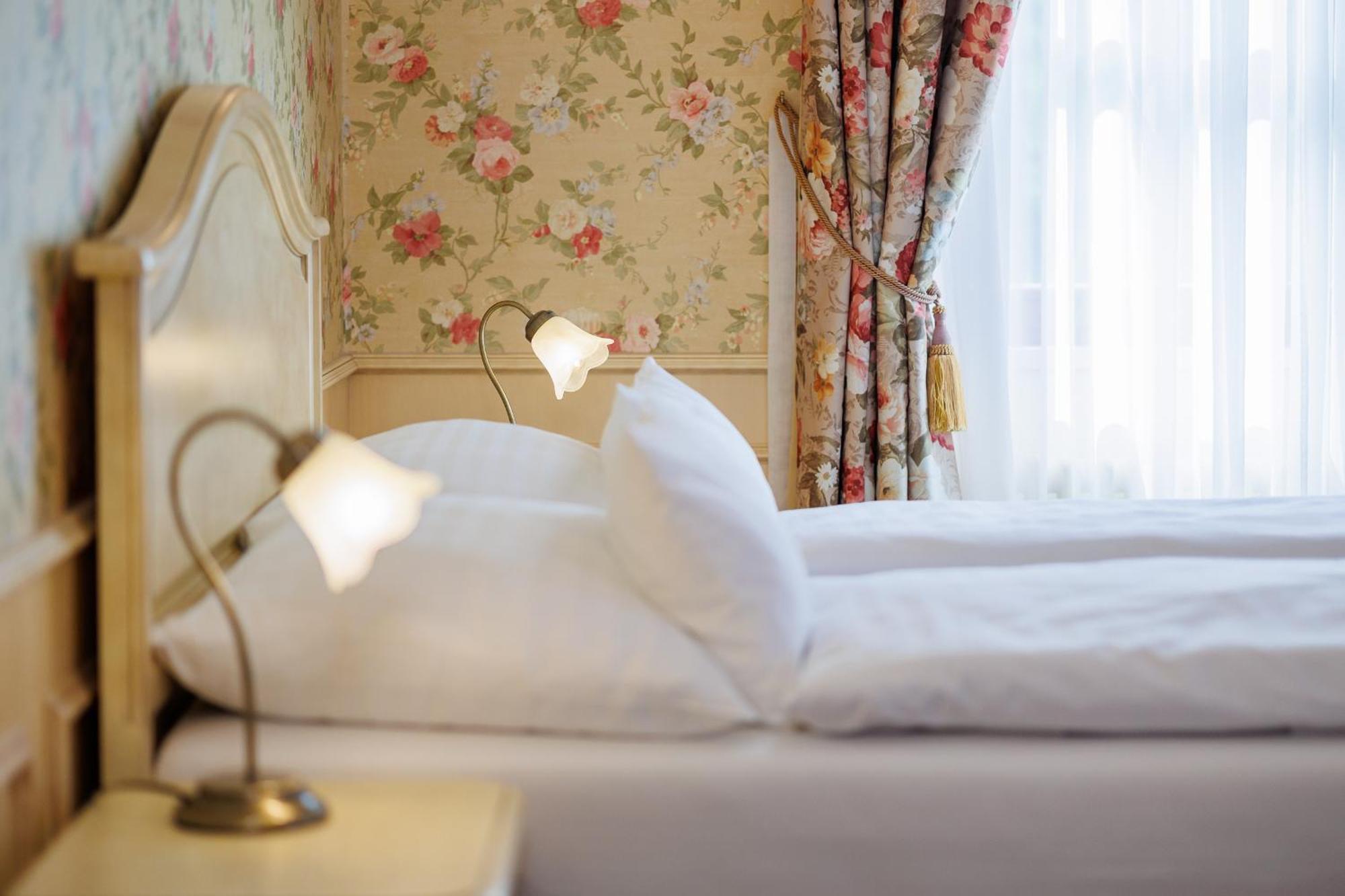 Hotel Chateau Cihelny Karlsbad Buitenkant foto