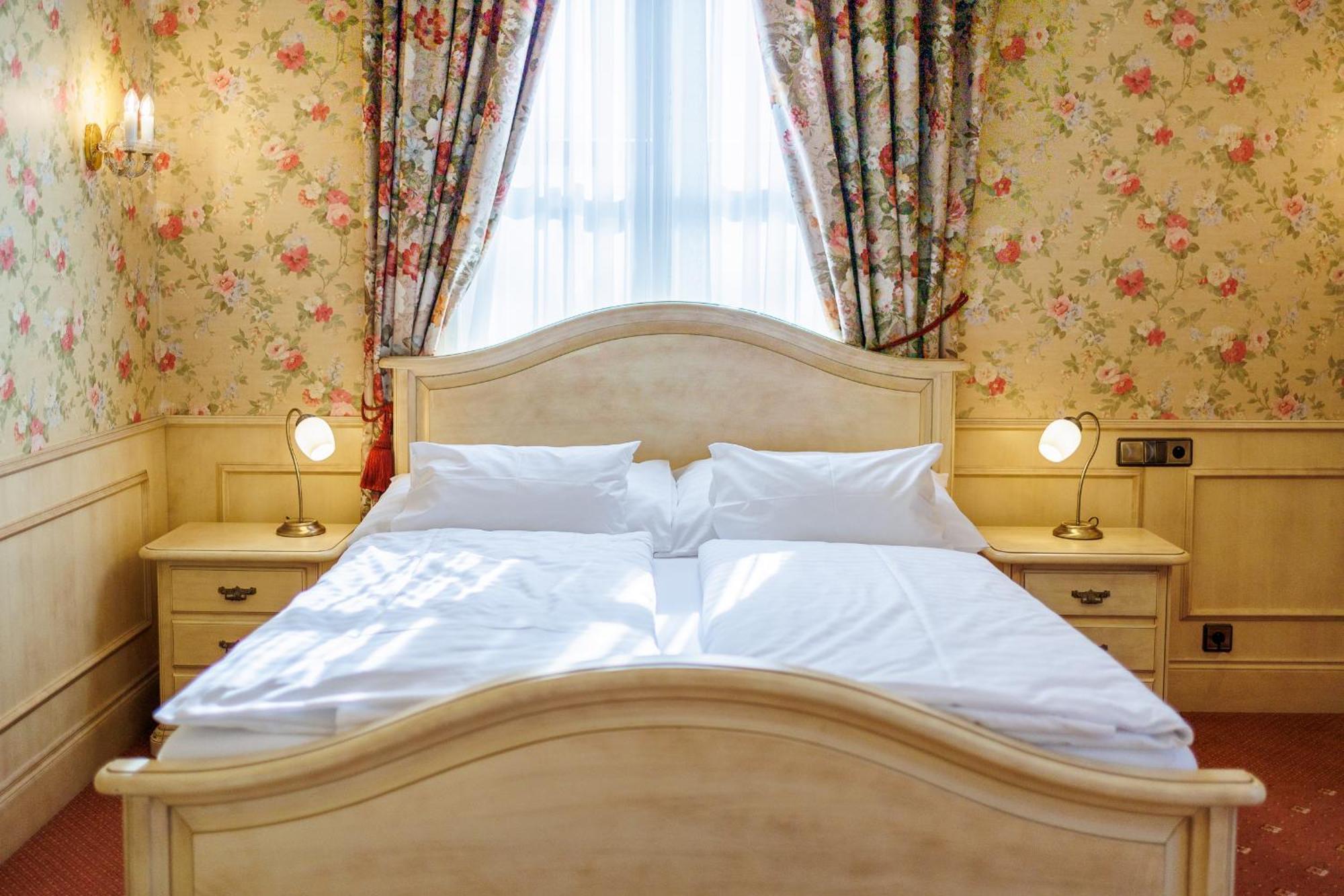 Hotel Chateau Cihelny Karlsbad Buitenkant foto