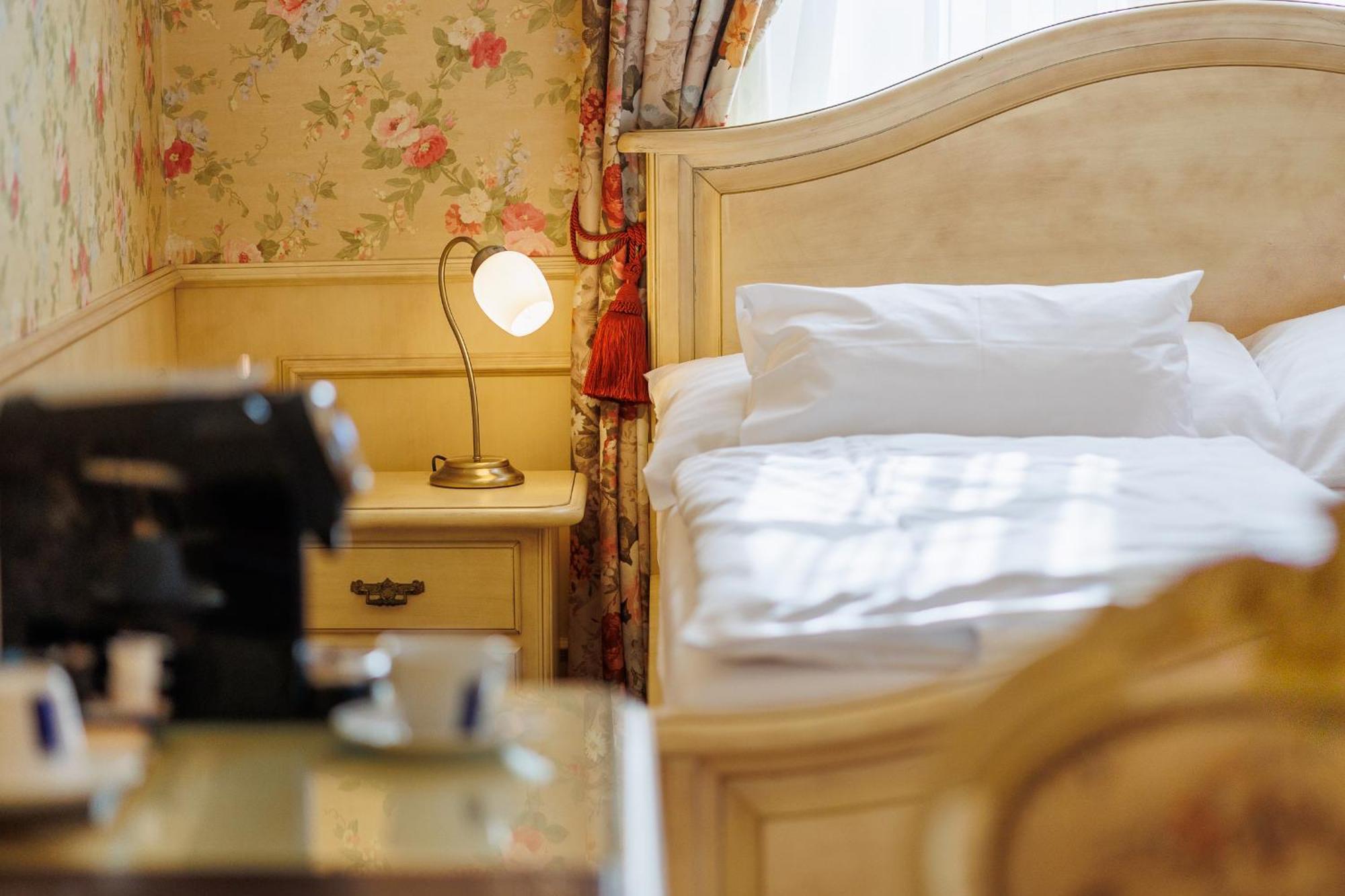 Hotel Chateau Cihelny Karlsbad Buitenkant foto