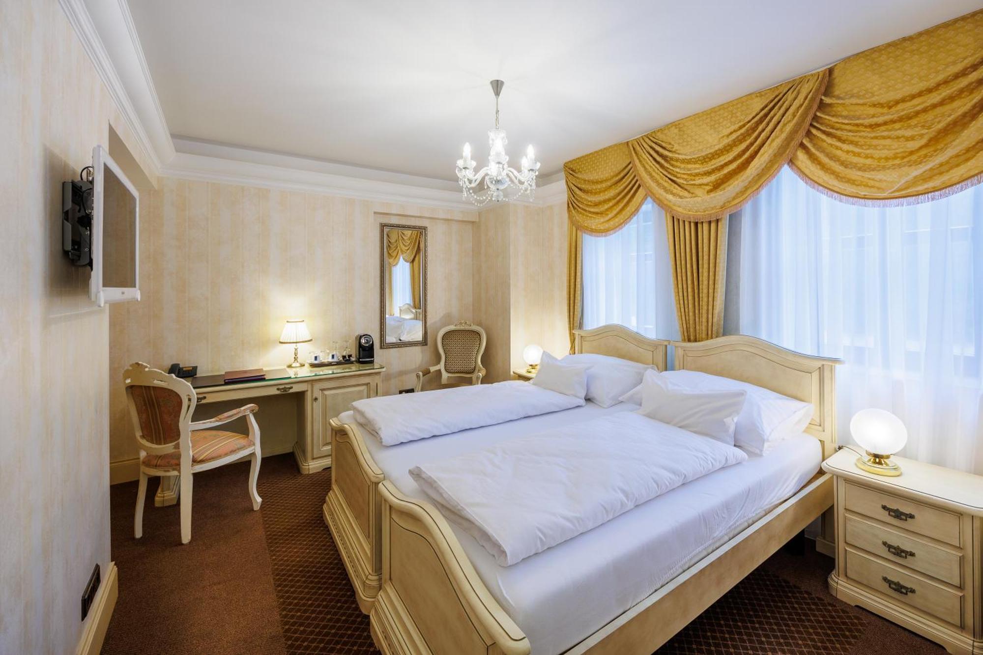 Hotel Chateau Cihelny Karlsbad Buitenkant foto