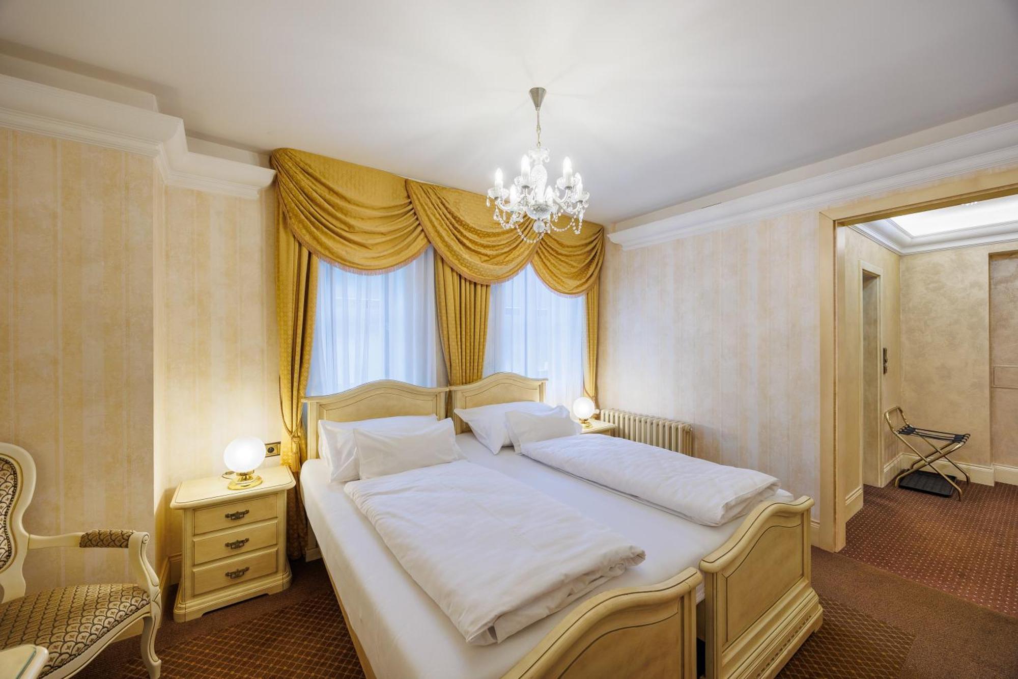 Hotel Chateau Cihelny Karlsbad Buitenkant foto