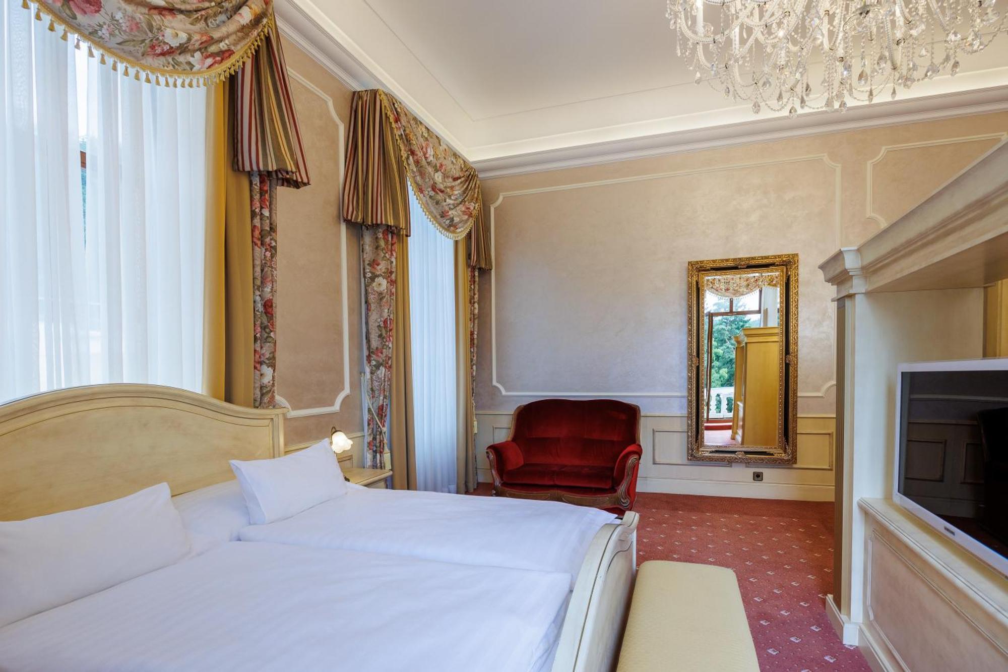 Hotel Chateau Cihelny Karlsbad Buitenkant foto