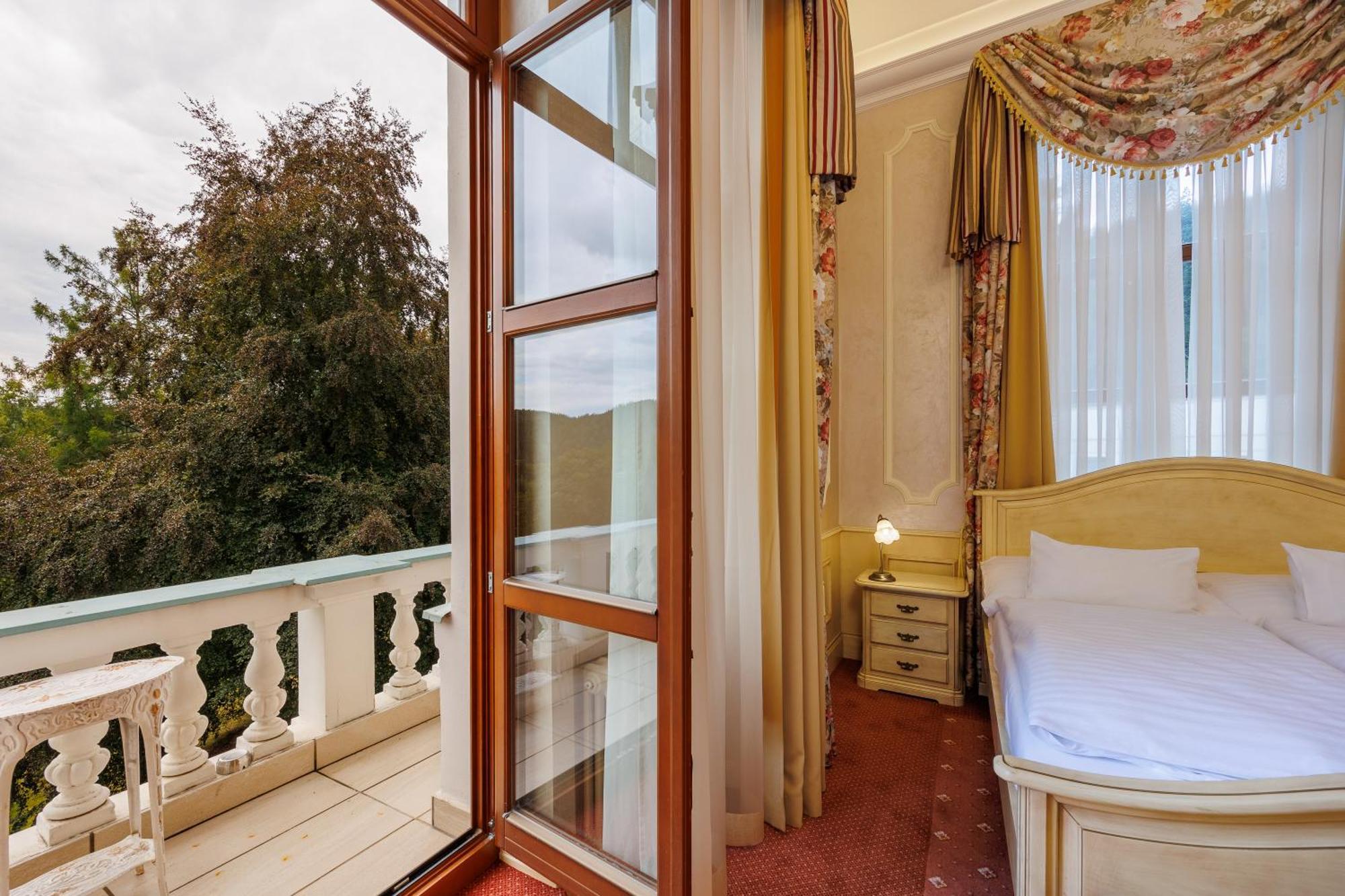 Hotel Chateau Cihelny Karlsbad Buitenkant foto